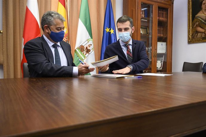 Archivo - El alcalde de Almería y el rector de la UAL 