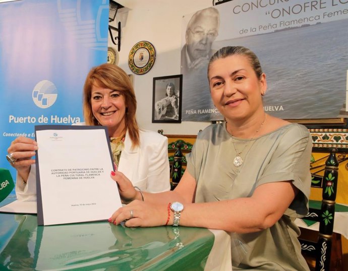 La presidenta del Puerto, Pilar Miranda, y la presidenta de la Peña Flamenca Femenina de Huelva, Helga Molina, han firmado un convenio de colaboración para el desarrollo del Concurso de Fandangos Onofre López.