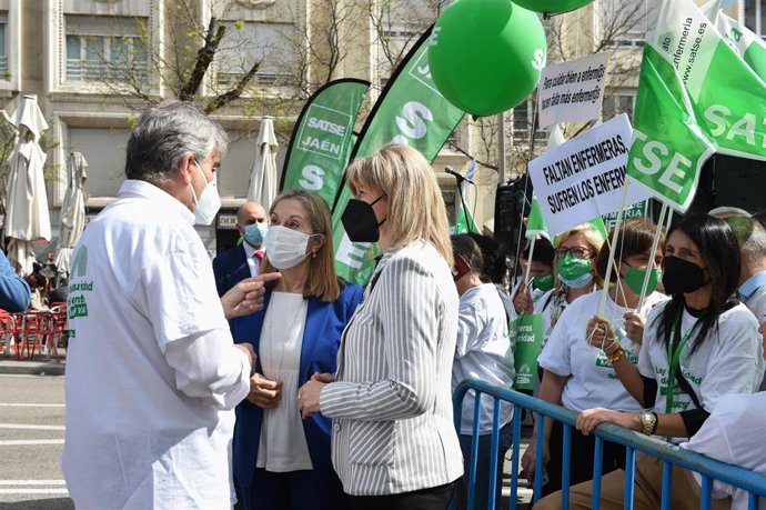 El presidente del sindicato SATSE, Manuel Cascos (i), y la vicesecretaria de Política Social del Partido Popular, Ana Pastor (c), conversan durante una concentración por el grave bloqueo que sufre la Ley de Seguridad del Paciente.