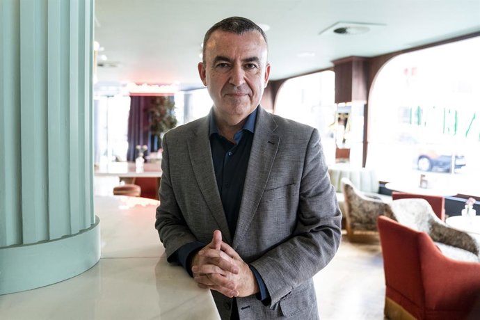 El escritor Lorenzo Silva durante una entrevista con Europa Press, en el Hotel de las Letras, a 11 de mayo de 2022, en Madrid (España). Silva presenta su libro de relatos bélicos 'Nadie por delante'. Se trata de un conjunto de relatos de ficción inspira