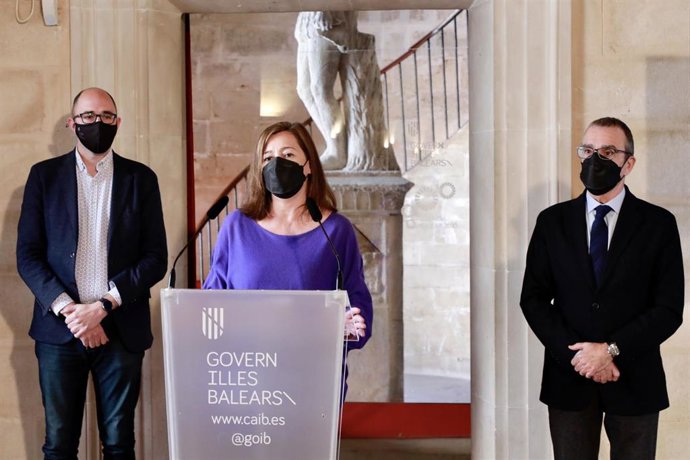 El director general de Energía y Cambio Climático, Pep Malagrava; la presidenta del Govern, Francina Armengol; y el conseller de Transición Energética, Juan Pedro Yllanes, en una rueda de prensa en el Consolat de Mar.