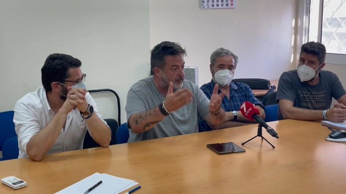 El europarlamentario de UP-IU, Manu Pineda, con trabajadores españoles del aeropuerto de la Base de Rota.