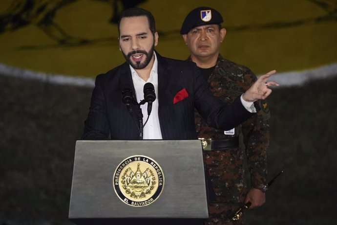 Archivo - 04 April 2022, El Salvador, San Salvador: President of El Salvador Nayib Bukele (L)speaks during a conscription ceremony for 1,440 new soldiers into the armed forces. Following a wave of murders with 62 victims in just one day, the government