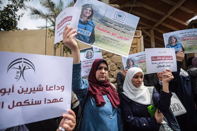 11 May 2022, Palestinian Territories, Gaza City: Members of the Palestinian Journalists Syndicate take part in a protest in Gaza City to denounce the killing of Al Jazeera reporter Shireen Abu Akleh. Abu Akleh, 51, a prominent figure in the Arabic news 
