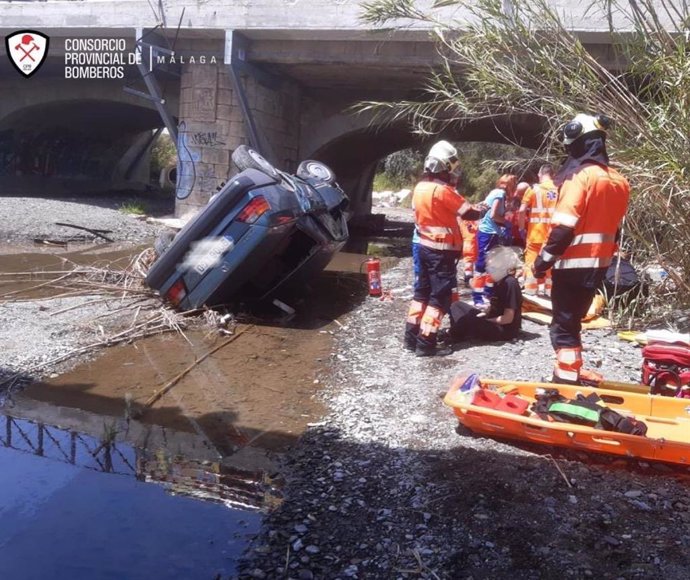 Bomberos del CPB y servicios sanitarios asisten a los heridos de un accidente de tráfico en Estepona