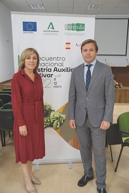 El delegado de la Junta en Córdoba, Antonio Repullo, junto a la alcaldesa de Montoro, Ana María Romero.