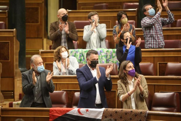 Archivo - El grupo parlamentario Unidas Podemos, aplaude tras protestar a favor del Pueblo Saharaui, durante una sesión plenaria en el Congreso de los Diputados, a 22 de marzo de 2022, en Madrid (España). 