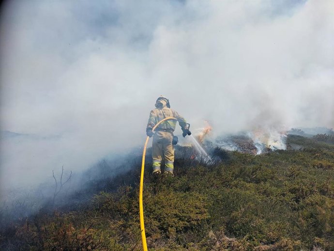 Labores de extinción en la Hermandad de Campoo de Suso