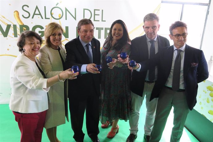 El ministro de Agricultura, Pesca y Alimentación, Luis Planas (tercero por la izquierda), en la Feria del Olivo de Montoro.
