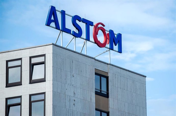 Archivo - FILED - 30 March 2017, Lower Saxony, Salzgitter: The logo of rail manufacturer Alstom is seen on its administration building. French transport provider Alstom onWednesday reported higher sales and a higher order intake for the year. Photo: Ha