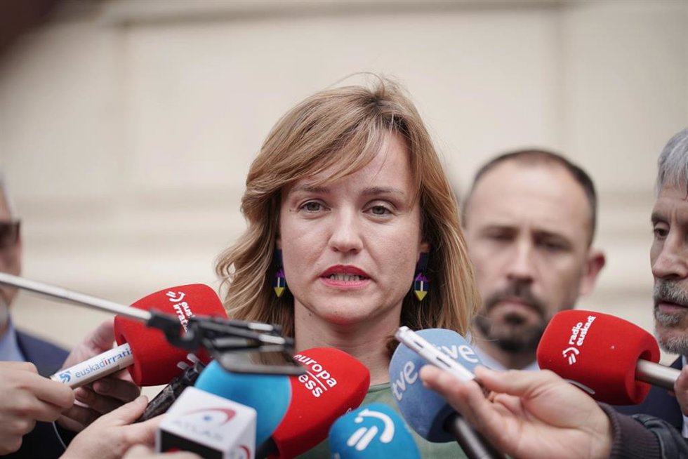 La ministra de Educación y Formación Profesional, Pilar Alegría, responde a los medios.