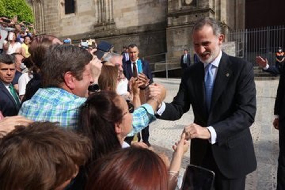 El Rey saluda a vecinos de Plasencia que le esperaban a su llegada a la CAtedral para inaugurar la exposición 'Transitus'