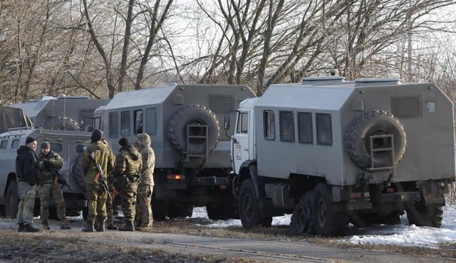 Archivo - Soldados rusos estacionados en una carretera de la región fronteriza de Belgorod.