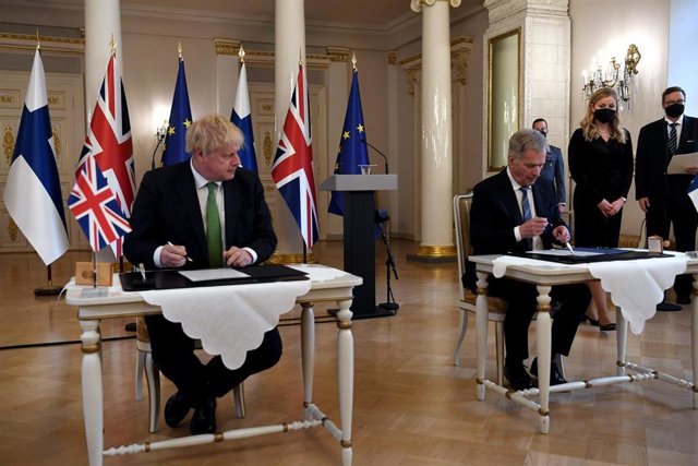 El primer ministro británico, Boris Johnson, y el presidente de Finlandia, Sauli Niinisto.