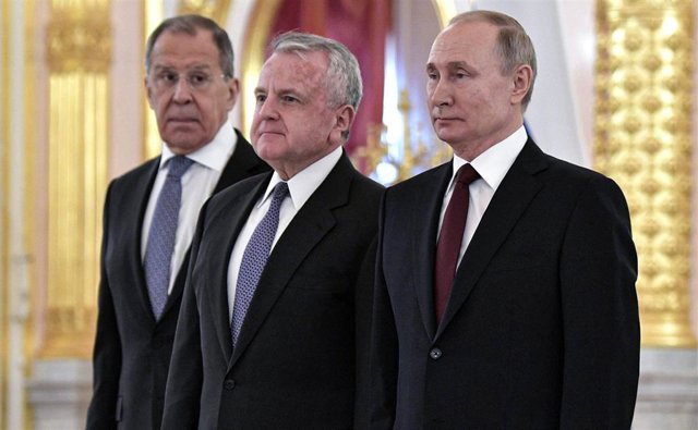 Archivo - Imagen de archivo del embajador de EEUU en Rusia, John Sullivan (C), junto al ministro de Exteriores ruso, Sergei Lavrov (I), y el presidente de Rusia, Vladimir Putin (D).