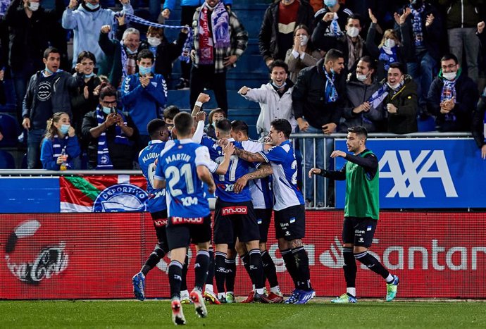 Archivo - Joselu of Deportivo Alaves celebrates his goal with his teammates during the Spanish league, La Liga Santander, football match played between Deportivo Alaves and Real Sociedad at Mendizorroza stadium on January 2, 2022 in Vitoria, Spain.