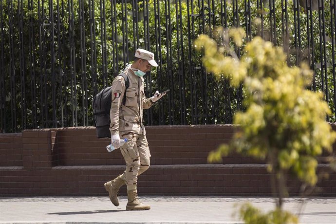 Archivo - 01 April 2020, Egypt, Cairo: A military soldier is wearing a face mask and latex gloves as a precaution against the Coronavirus (Covid-19). Photo: Gehad Hamdy/dpa