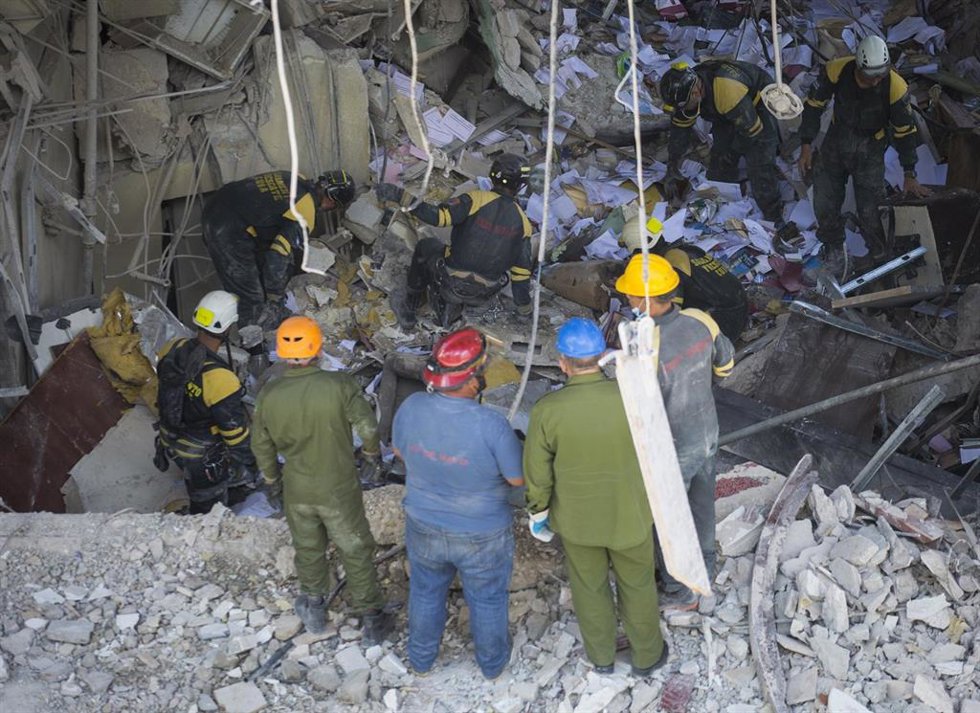 Trabajos de rescate en el Hotel Saratoga de La Habana
