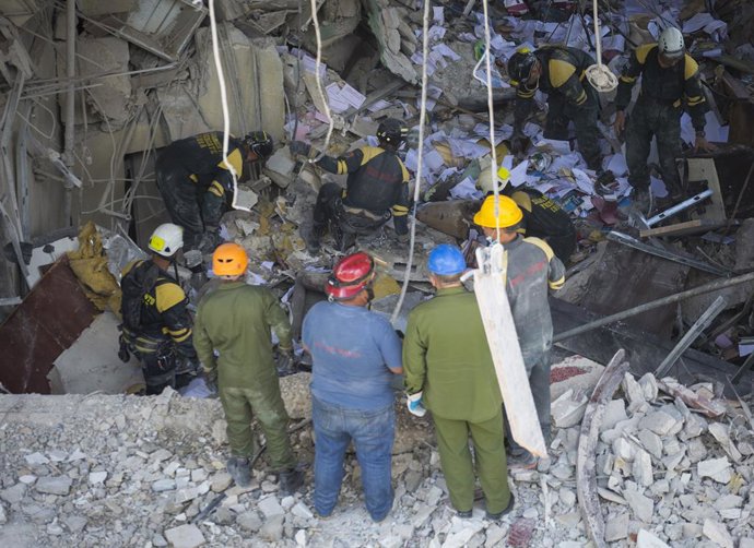 Trabajos de rescate en el Hotel Saratoga de La Habana