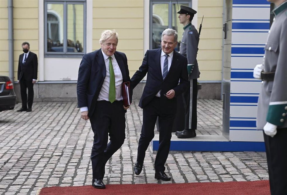 11 May 2022, Finland, Helsinki: Finnish President Sauli Niinisto (R) receives British Prime Minister Boris Johnson in the courtyard of the Presidential Palace in Helsinki. Photo: Antti Aimo-Koivisto/Lehtikuva/dpa