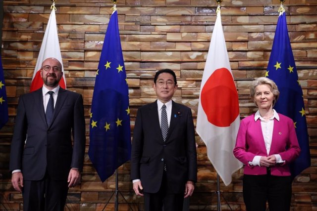 El presidente del Consejo Europeo, Charles Michel, la presidenta de la Comisión Europea, Ursula von der Leyen, y el primer ministro japonés, Fumio Kishida,