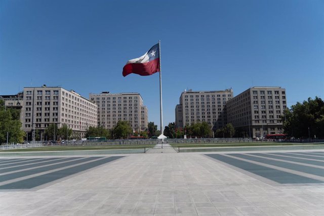 La bandera chilena en Santiago frente al Palacio de la Moneda