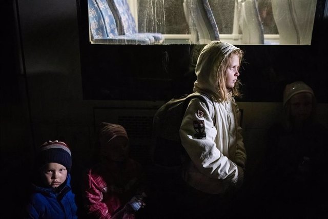 8 de mayo de 2022, Zaporizhia, Óblast de Zaporizhia, Ucrania: Una niña y sus hermanos son evacuados por la Cruz Roja el domingo por la noche de Mariupol a Zaporizhia. 