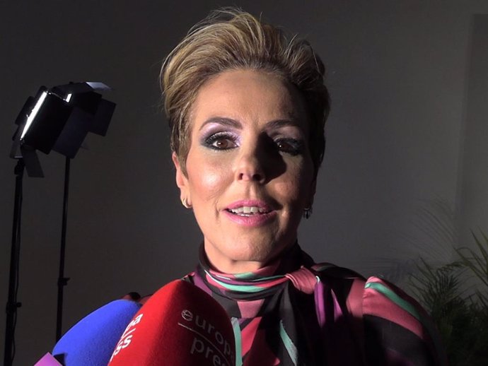 Rocío Carrasco atendiendo a la prensa antes del concierto 'Mujeres cantan a Rocío Jurado'