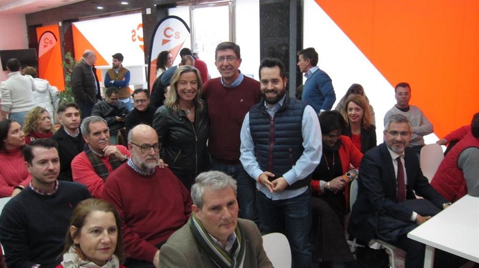Archivo - Fran Carrillo junto a Juan Marín e Isabel Albás con cargos y afiliados de Cs.
