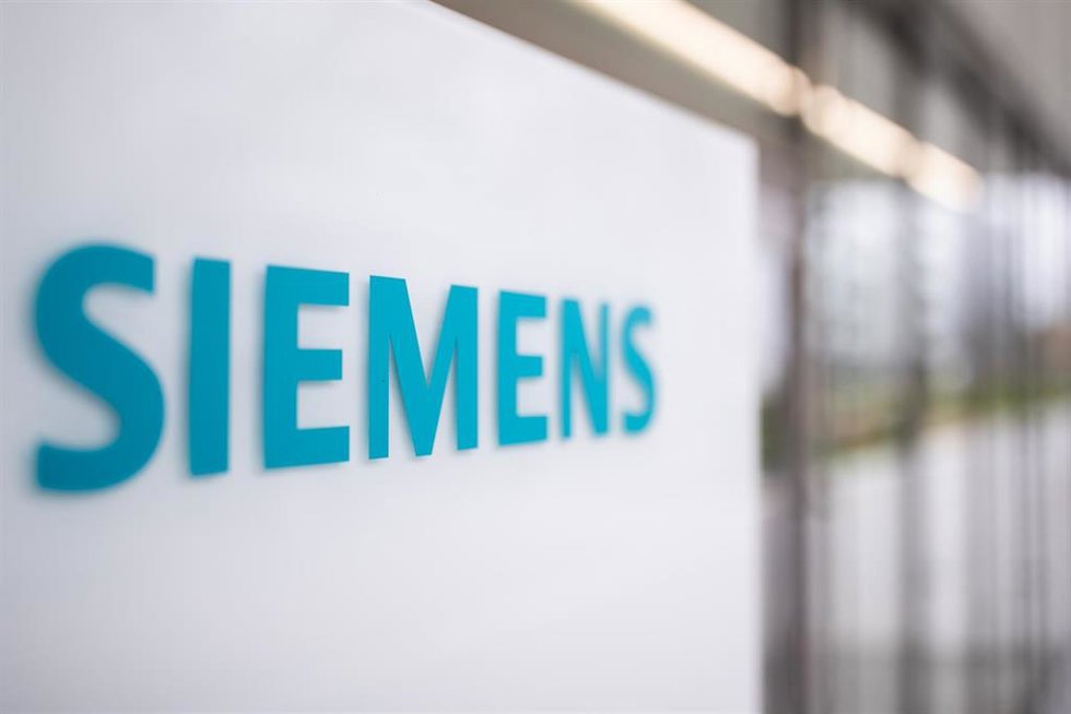 Archivo - FILED - 30 April 2021, Bavaria, Erlangen: The logo of the German industrial group Siemens, is pictured at the entrance of an office building on the Siemens campus in Erlangen. Germany's Siemens Energy reported that its second quarter adjusted