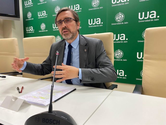 El rector de la Universidad de Jaén, Juan Gómez.