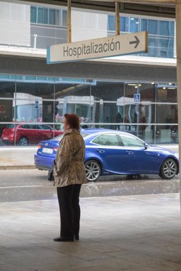 Archivo - Una mujer camina por las inmediaciones del Hospital de San Millán-San Pedro