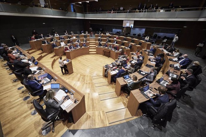 Archivo - Vista del salón de plenos del Parlamento de Navarra.