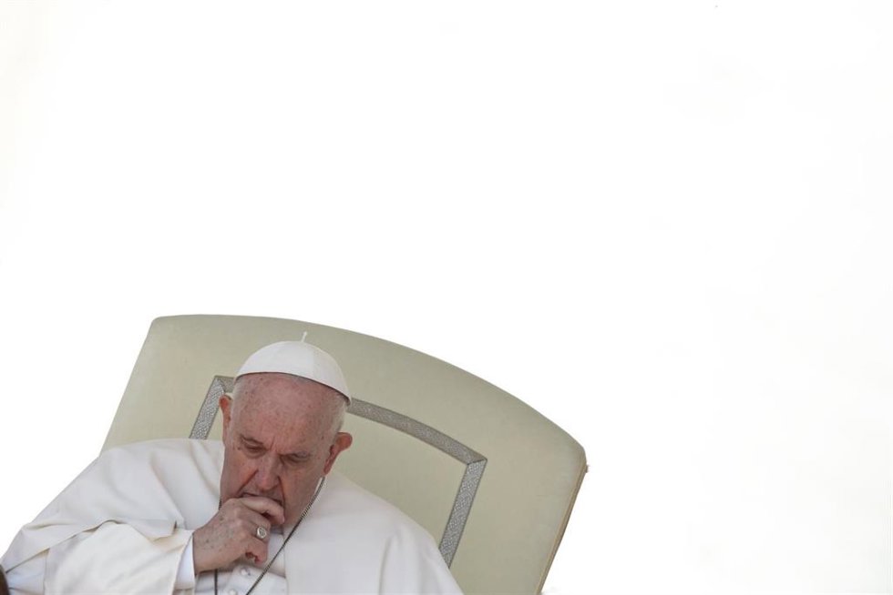 11 May 2022, Vatican, Vatican City: Pope Francis gestures during his weekly general audience in St. Peter's Square at the Vatican. Photo: Evandro Inetti/ZUMA Press Wire/dpa