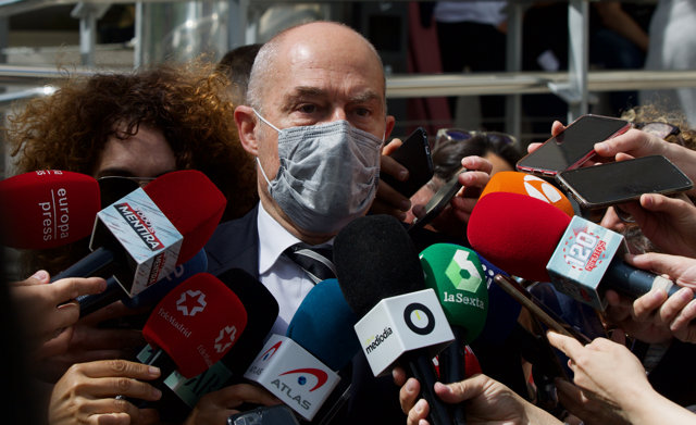 El abogado del PSOE, Alfonso Barreda, responde a los medios  a su salida del juicio donde ha testificado el primo del alcalde de Madrid por el caso ‘Mascarillas’