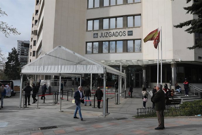 Archivo - Vista de la entrada de los Juzgados de Madrid en Plaza Castilla,