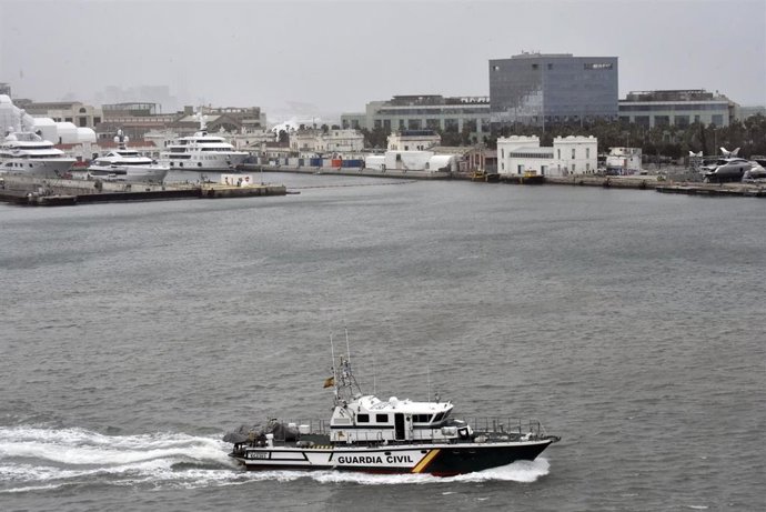 Archivo - Una embarcación de la Guardia Civil en el Puerto de Barcelona, en una foto de archivo.