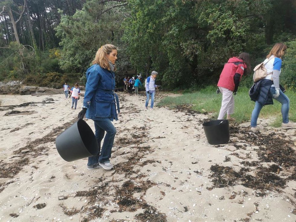 La nadadora olímpica Ona Carbonell y decenas de voluntarios participan en una recogida de basura en la Illa de Cortegada, en Vilagarcía de Arousa (Pontevedra), promovida por Abanca y Afundación.