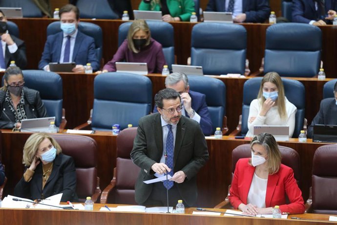 Archivo - El consejero de Economía, Hacienda y Empleo de la Comunidad de Madrid, Javier Fernández-Lasquettyi, nterviene en una sesión plenaria en la Asamblea de Madrid, a 24 de marzo de 2022, en Madrid (España). 