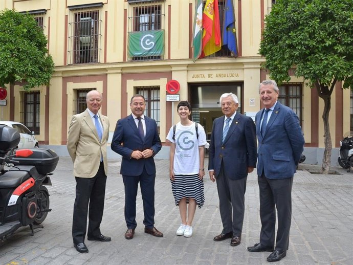 Acto de colocación de la bandera contra el cáncer en la sede de la Delegación del Gobierno de la Junta en Sevilla.