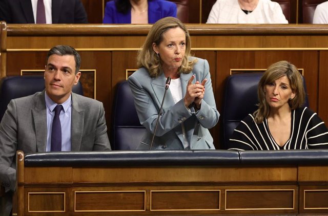 La vicepresidenta primera y ministra de Asuntos Económicos, Nadia Calviño, interviene en una sesión de control, en el Congreso de los Diputados, a 11 de mayo de 2022, en Madrid (España). 
