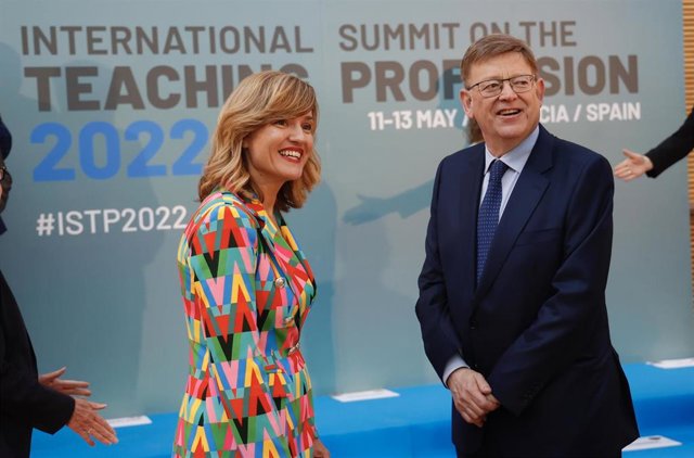 Pilar Alegría y Ximo Puig en la Cumbre Internacional Docente