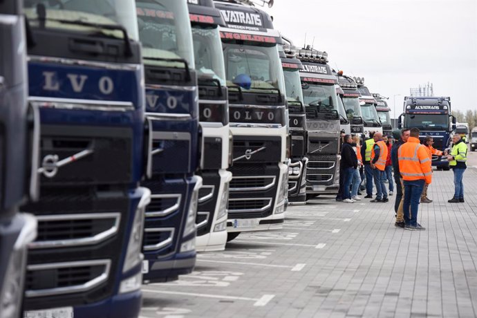 Archivo - Varios transportistas y camiones estacionados en las inmediaciones del Wanda Metropolitano, durante el undécimo día de paro nacional de transportistas, a 24 de marzo de 2022, en Madrid (España). 