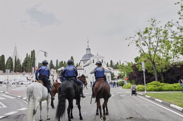 Archivo - Agentes de la Unidad Equestre de la Policía Municipal de Madrid patrullan por las inmediaciones de la pradera de San Isidro.