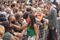 Cientos de personas reciben a Don Felipe y Doña Letizia en Pinofranqueado en el inicio de su visita a Las Hurdes
