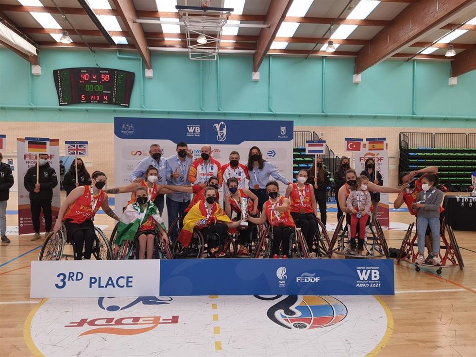 Archivo - La selección femenina posa con su histórico bronce en el Europeo de Baloncesto en Silla de Madrid de 2021