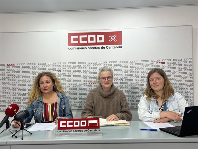 La secretaria general de la Federación de Enseñanza de CCOO en Cantabria, Conchi Sánchez, y las representantes de la Asociación de Profesores de Segundas Lenguas Extranjeras, Marion Perrard y Marie Berard