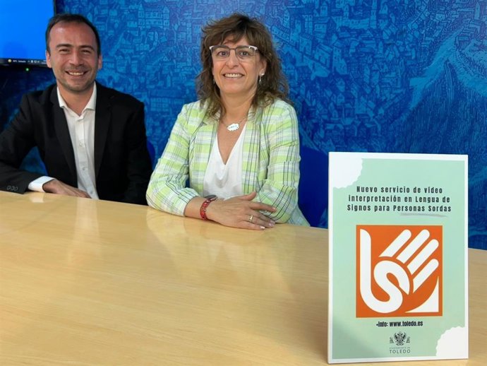 La concejala de Servicios Sociales, Ana Belén Abellán, junto a Antonio Jesús Vega, responsable de negocio de la empresa 'Comunicados en Lengua de Signos' que desarrolla el proyecto Deafland.