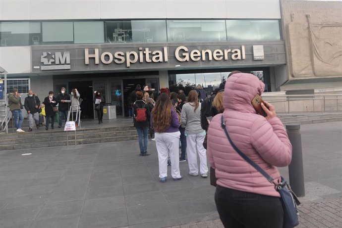 Archivo - Colas de espera en las inmediaciones del Hospital Universitario de La Paz para hacerse un test de antígenos de Covid-19, a 23 de diciembre de 2021, en Madrid, (España). La Comunidad de Madrid ha habilitado desde el pasado 22 de diciembre punto