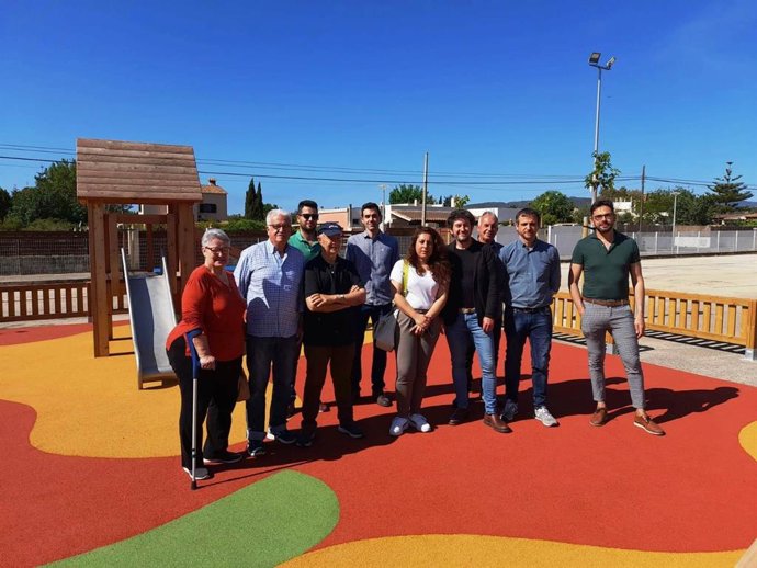 Archivo - La teniente de alcalde de Infraestructuras, Angélica Pastor, visita el nuevo parque infantil del barrio de Son Espanyol.